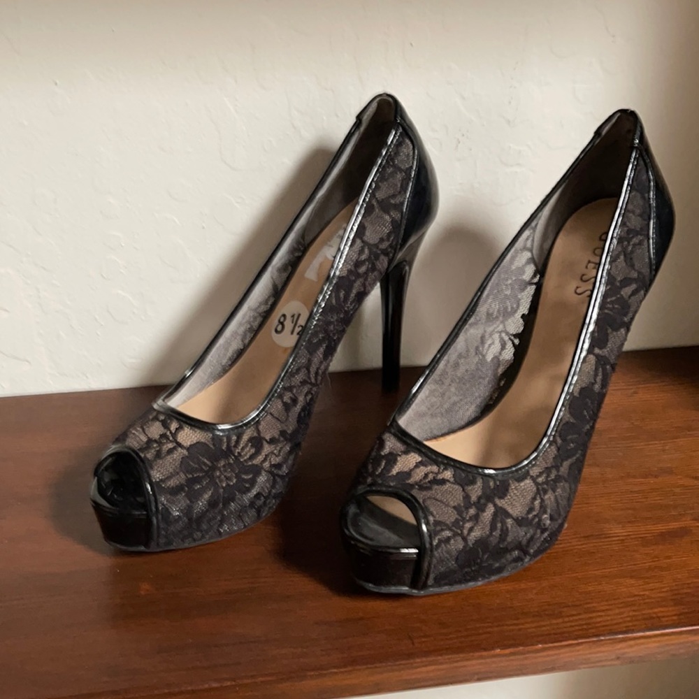 Black lace Guess peep toe pumps